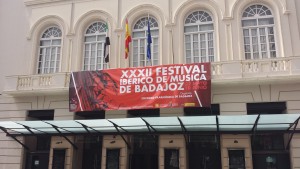 Telón del XXXII Festival Ibérico de Música de Badajoz en la fachada del teatro López de Ayala- 