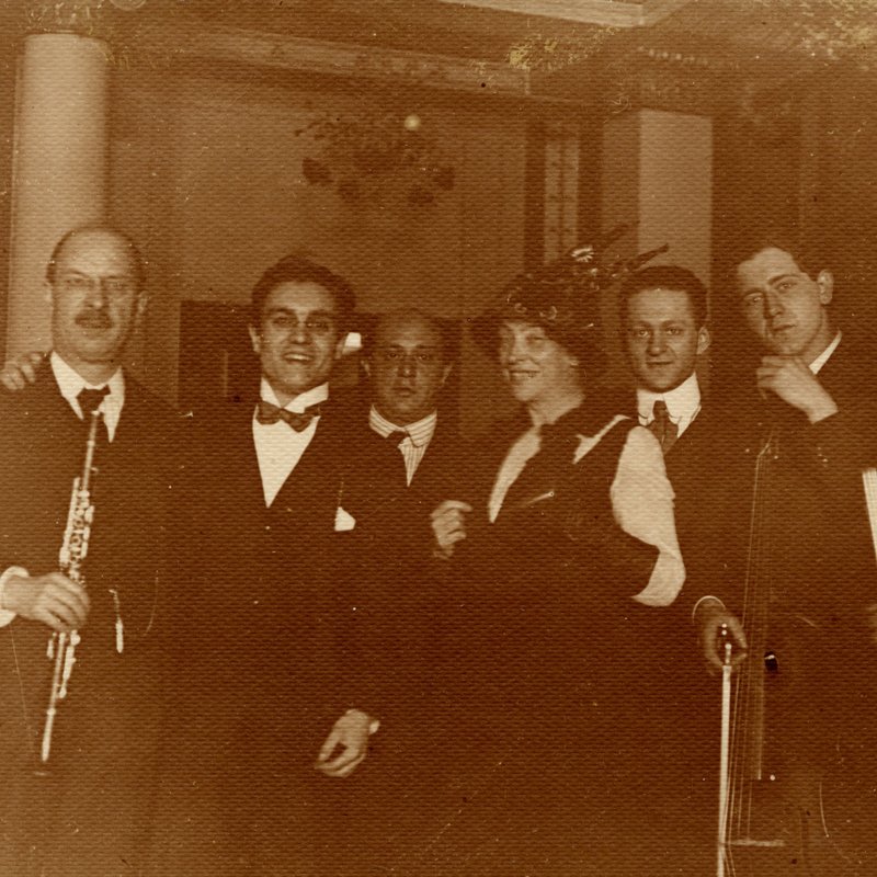 Foto del ensemble del estreno con la actriz Albertine Zehme en el centro, 1912